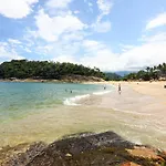 Casa Pé na Areia em Ubatuba - Alto Padrão a 30m da Praia