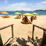 Casa Pé na Areia em Ubatuba - Alto Padrão a 30m da Praia